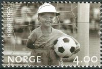 (1999) MiNr. 1328 ** - Norwegia - Millennium (II): Młody piłkarz (1981)
